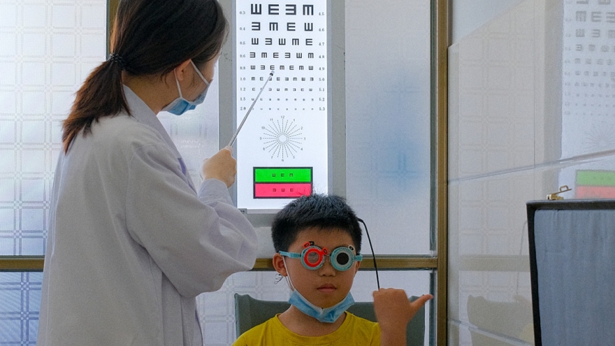 Trung Quốc ban hành kế hoạch phòng chống cận thị ở trẻ em